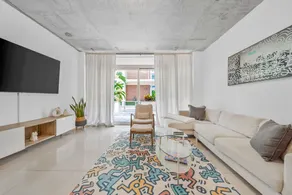 Modern Miami Gem: 1BR (2 Queens) Walkable Midtown - Image 2