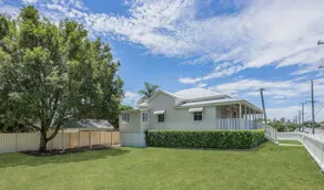 Modern Urban Getaway Queenslander w/ Yard, & BBQ - Image 2