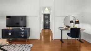 Modern Urban Getaway Queenslander w/ Yard, & BBQ - Image 3