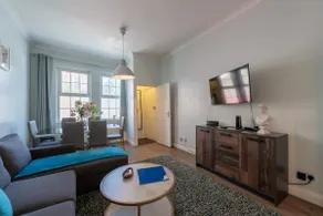 Rummelig godt indrettede 2- Bed 1-Bad Apt - central ren, gratis WiFi sover 6-8 - Image 3