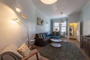 Rummelig godt indrettede 2- Bed 1-Bad Apt - central ren, gratis WiFi sover 6-8 - Image 5