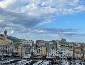 Cozy apartment overlooking the old port - Image 4