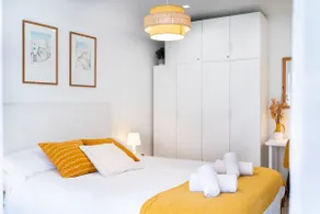 Bright, central and renovated with Sunny terrace - Image 3