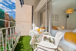 Bright, central and renovated with Sunny terrace - Image 4