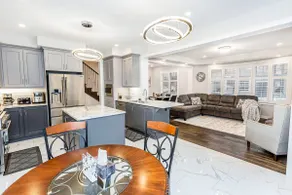 Comfortable Luxury Home in Oakville - Image 2