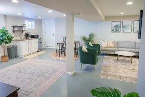 Spacious private suite in a central location - Image 5