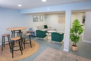 Spacious private suite in a central location - Image 4