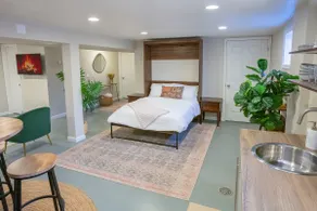 Spacious private suite in a central location - Image 3