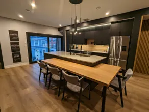 Wayne Manor Penthouse - Luxury / Rooftop Hot Tub - Image 5