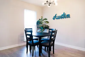 Bright & Airy SoCo Retreat ~ Queen Bed ~ Parking! - Image 4