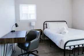 Bright & Airy SoCo Retreat ~ Queen Bed ~ Parking! - Image 2