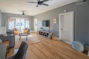 Stefan | Downtown Duplex w/2 Bedrooms - Image 3