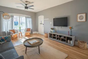 Stefan | Downtown Duplex w/2 Bedrooms - Image 5