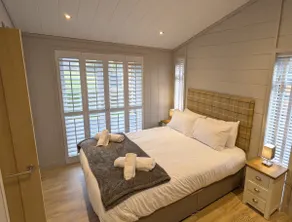 2 Bedroom, luxury, pet friendly, lake view lodge. - Image 4