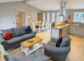 2 Bedroom, luxury, pet friendly, lake view lodge. - Image 2
