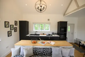 Luxury Barn Conversion with Hot Tub- 'Blackbird' - Image 3