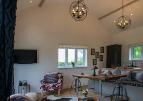 Luxury Barn Conversion with Hot Tub- 'Blackbird' - Image 4