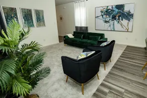 Lavishly Decorated 3-Bedroom Home Near Samsung Taylor with King-Sized Bed - Image 3