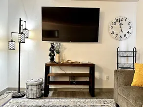 Comfortable 2BR Apt Central - Image 5