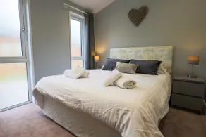 Spacious Oak Cabin with Hot Tub - Devon - Image 4