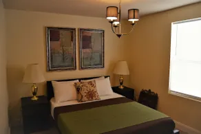 Riverside Gateway Retreat Bright 3BR Free Parking - Image 2