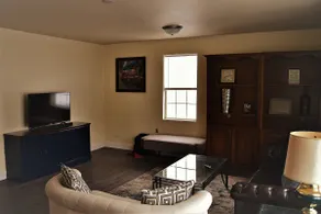 Riverside Gateway Retreat Bright 3BR Free Parking - Image 3