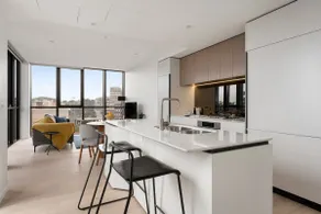 Ultra modern 2 bedroom with a view in North Sydney - Image 4