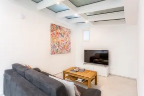 Central TU Wien & Naschmarkt – 3BR, 2 Baths - Image 2