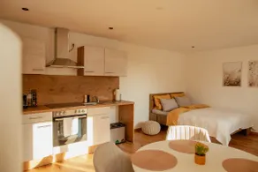 Stylish apartment with kitchen & free parking - Image 4