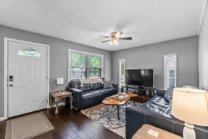 3 Bed Home - Deck & Fenced-In Back Yard - Sleeps 8 - Image 2