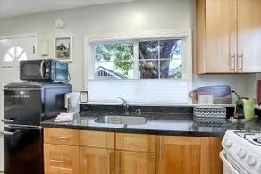 Paloma Cottage under a tree - Image 4