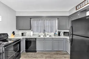 Charming 3 Bedroom in Convenient Location - Image 3