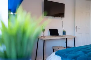 Franklin House 2 bed, king bed, parkingx2, workspace, wi-fi, corporates - Image 2