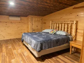 hangar cabin at breezy point airport - Image 4