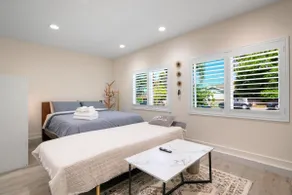 N 2 Units 2 Bedrooms with Pool - Image 4