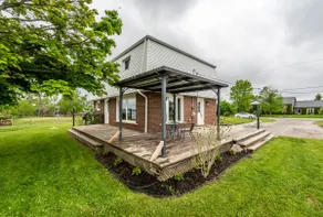 Cozy escape Charming Getaway with Lake View - Image 2