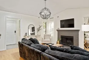 Relaxing, Neutral Comfort Near Everything! - Image 3
