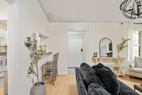 Relaxing, Neutral Comfort Near Everything! - Image 4