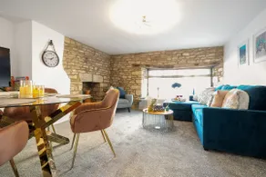 Cotswolds- 2 bed flat in 18th Century building, town centre with Smart TV - Esho Stays - Image 2