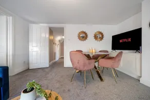 Cotswolds- 2 bed flat in 18th Century building, town centre with Smart TV - Esho Stays - Image 4