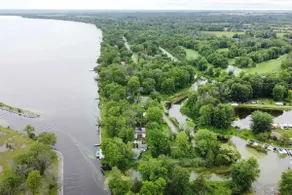 Cozy Lakefront Cottage - Image 3
