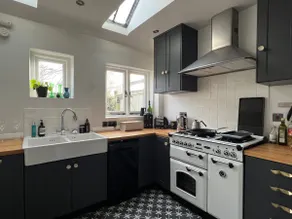 2-bed cottage nr Soho Farmhouse - Image 5