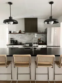 Modern Waterfront Cottage by Silver lake & Pentwtr - Image 3