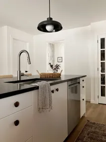 Modern Waterfront Cottage by Silver lake & Pentwtr - Image 2