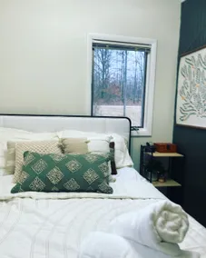 Cozy waterfront pine cabin - Image 4