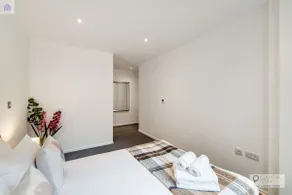 Fully Serviced Two Bed Apartment by ExCeL & O2 - Image 2