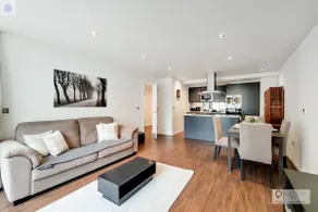 Fully Serviced Two Bed Apartment by ExCeL & O2 - Image 5