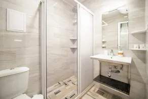 Spacious studio with two separate beds - Image 4