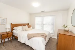 Steps to campus! Sleeps 8. Pet friendly. 5 STARS! - Image 4