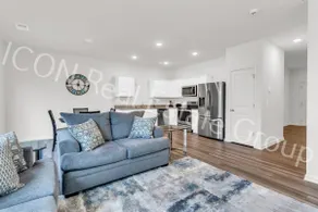 2/2.5 Townhome- end unit - Image 5